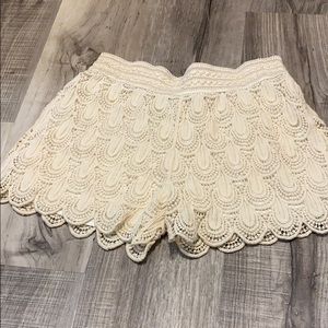 📍Cream lace shorts